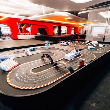 Kooperation mit Architekt: Carrera World Ladenbau für das Motorsporterlebnis in Oberasbach