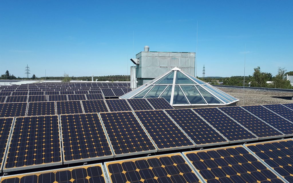 Luftbild der Solaranlagen vom Firmengebäude