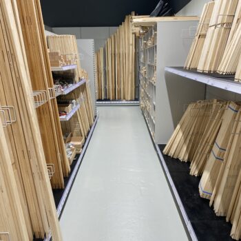 Boesner Nürnberg: Holzregalwand für Rahmen
