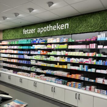 Fetzer Apotheke: Verkaufsregal mit konservierten Moos