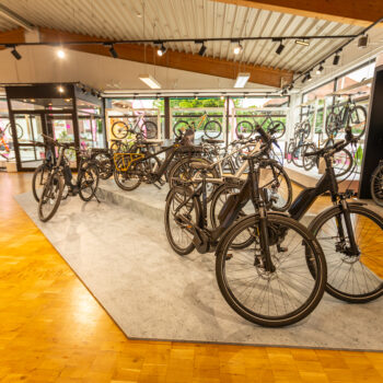 Kratzer Bikes: Bodenpodest in Betonoptik