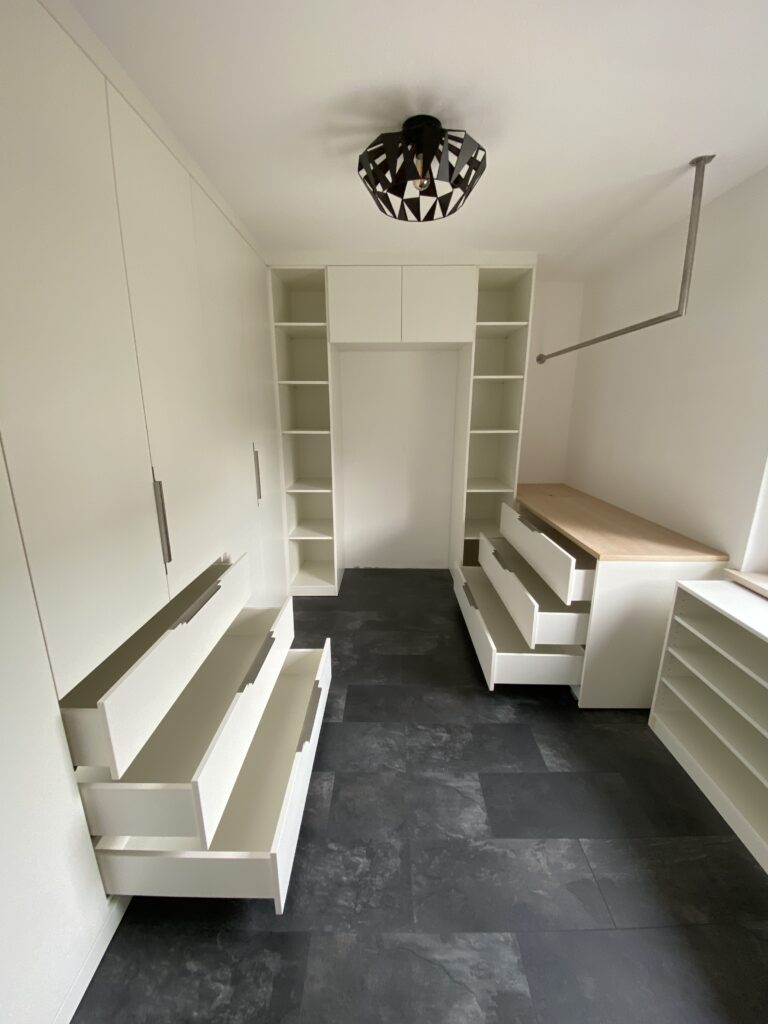 Innenausbau Ankleidezimmer mit Eichen Platten & Eingelassene Griffe