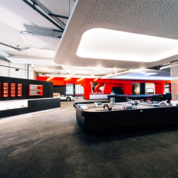Ladeneinrichtung: Carrera Rennbahnen und Slotcars: Rennstrecke